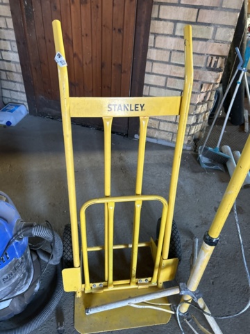 1267738-5 Säckkärra, dammsugare och belysningsmast