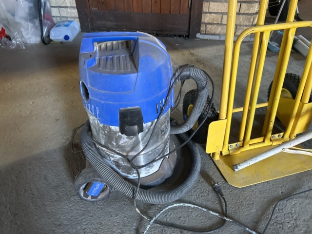 1267738-7 Säckkärra, dammsugare och belysningsmast