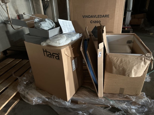 1267741-1 Badrumsinredning: Tvättställsskåp och blandare