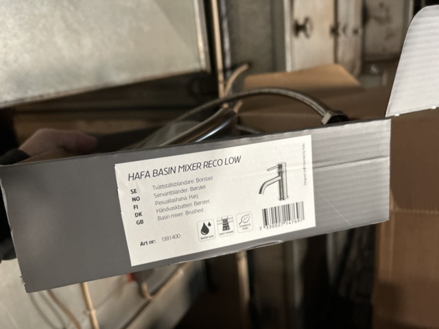 1267741-8 Badrumsinredning: Tvättställsskåp och blandare