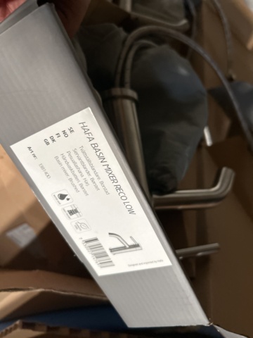 1267741-9 Badrumsinredning: Tvättställsskåp och blandare