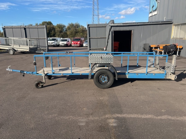 1351343-8 Materialsläp