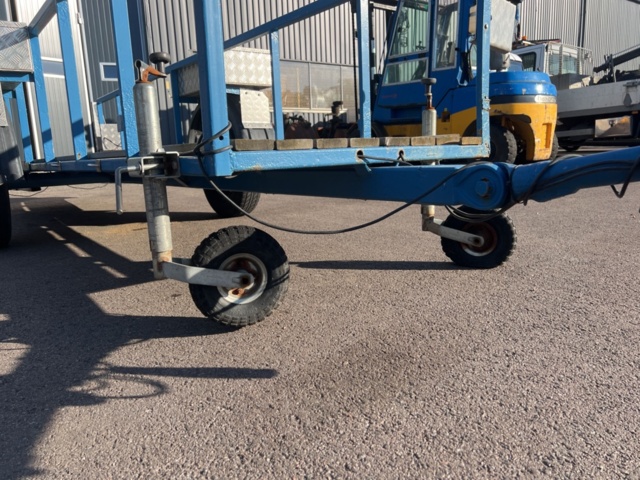 1351343-13 Materialsläp