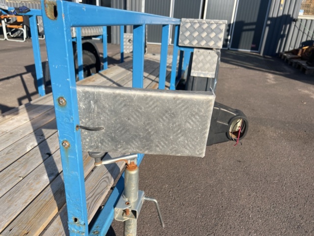 1351343-18 Materialsläp