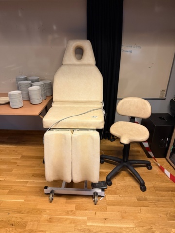 1352100-1 Treatment chair and stool from Rainer Rajala