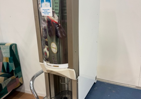 Autonomies milk cooler with spout for dispensing milk
