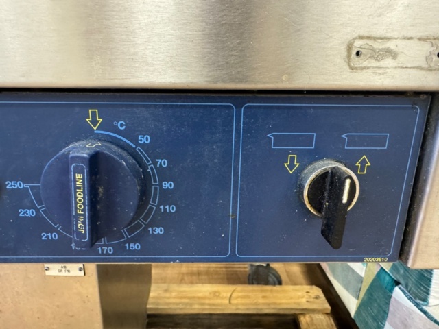 1199686-7 Höj- och sänkbar stekbord, elstyrt och tippbart