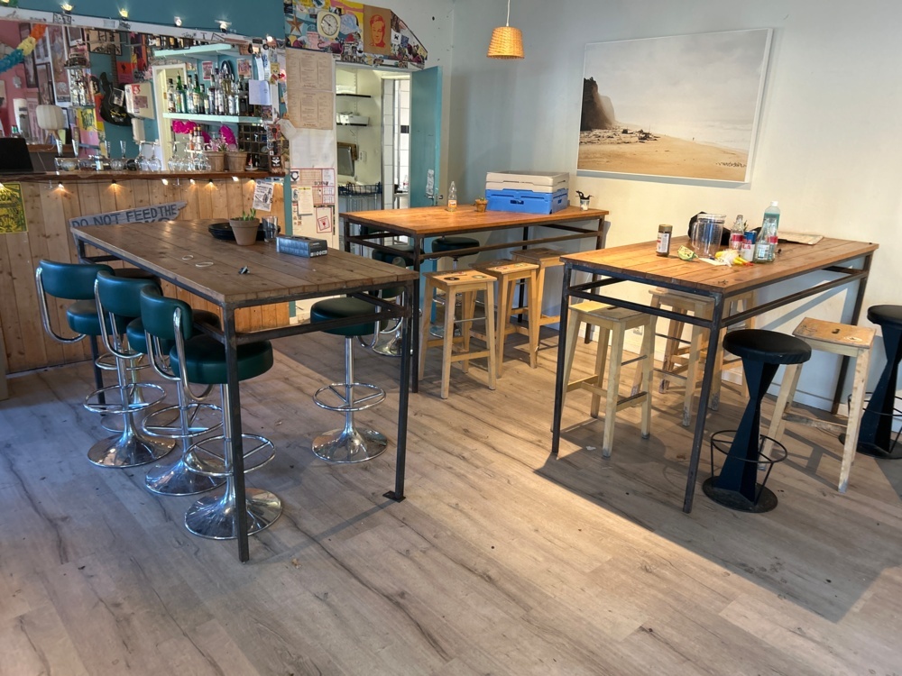 Bord och stolar i baren | PS Auction
