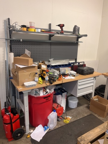 1420197-1 Arbetsbänkar 2 st och plåtskåp 1 st - AJ