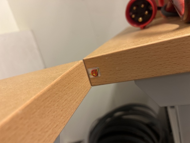 1420197-4 Arbetsbänkar 2 st och plåtskåp 1 st - AJ