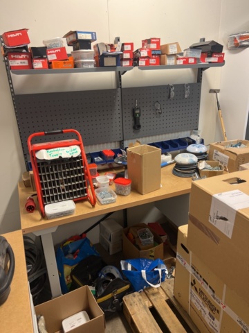 1420197-5 Arbetsbänkar 2 st och plåtskåp 1 st - AJ