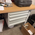 1420197-6 Arbetsbänkar 2 st och plåtskåp 1 st - AJ