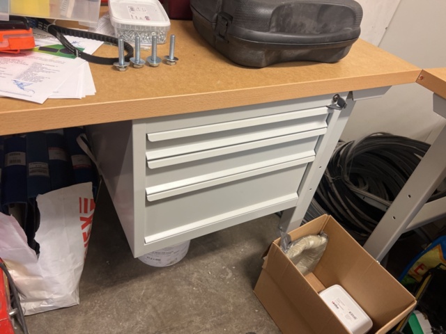 1420197-6 Arbetsbänkar 2 st och plåtskåp 1 st - AJ