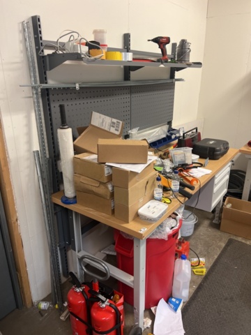 1420197-7 Arbetsbänkar 2 st och plåtskåp 1 st - AJ