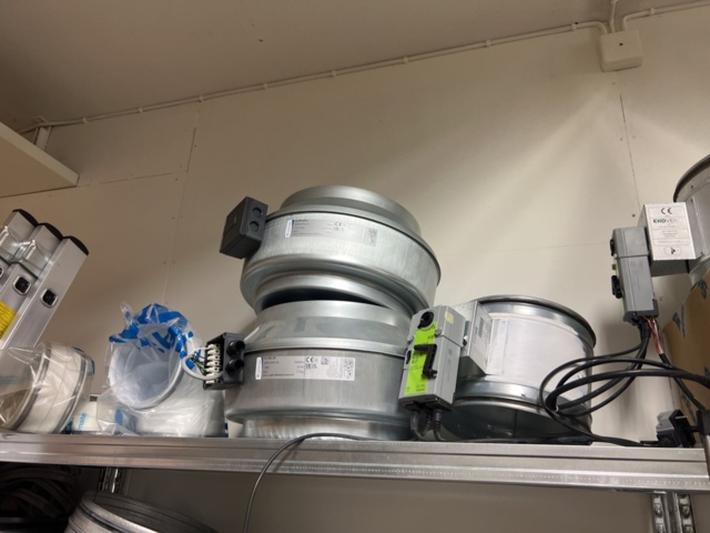 1420199-11 Lager med ventilationsdetaljer - filter, rör, flödeskomponenter m.m.