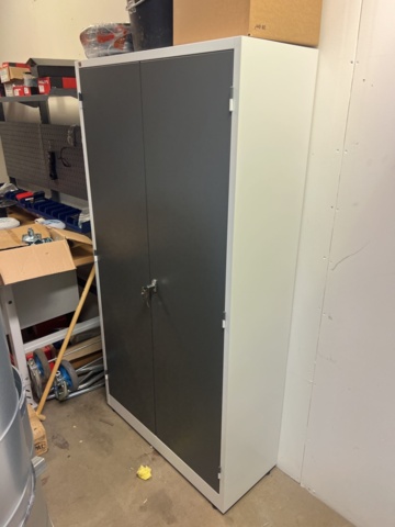 1420197-8 Arbetsbänkar 2 st och plåtskåp 1 st - AJ