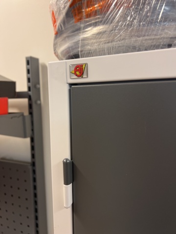 1420197-9 Arbetsbänkar 2 st och plåtskåp 1 st - AJ