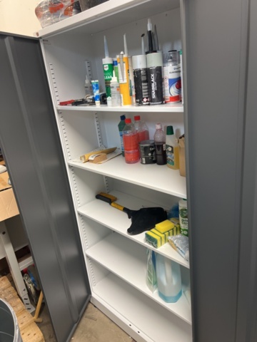 1420197-10 Arbetsbänkar 2 st och plåtskåp 1 st - AJ