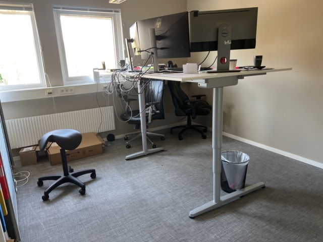 1420200-1 Kontorsarbetsplats - Höj- och sänkbart skrivbord, kontorsstol 2 st och förvaring