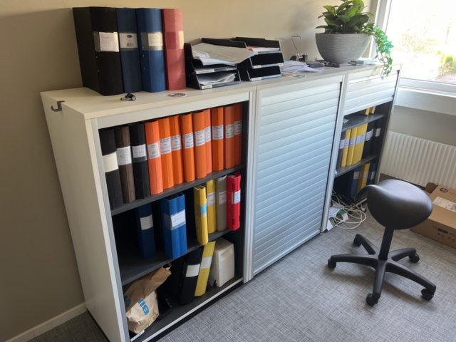 1420200-2 Kontorsarbetsplats - Höj- och sänkbart skrivbord, kontorsstol 2 st och förvaring