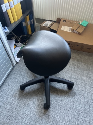 1420200-3 Kontorsarbetsplats - Höj- och sänkbart skrivbord, kontorsstol 2 st och förvaring