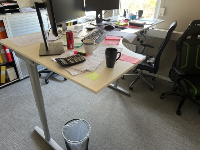 1420200-4 Kontorsarbetsplats - Höj- och sänkbart skrivbord, kontorsstol 2 st och förvaring