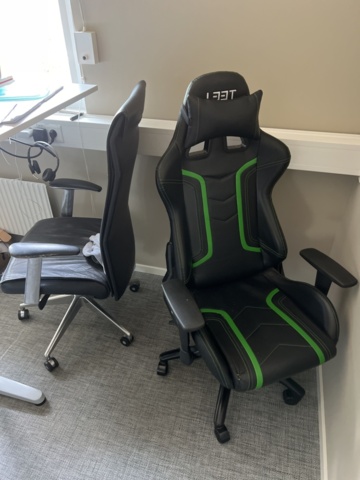 1420200-5 Kontorsarbetsplats - Höj- och sänkbart skrivbord, kontorsstol 2 st och förvaring