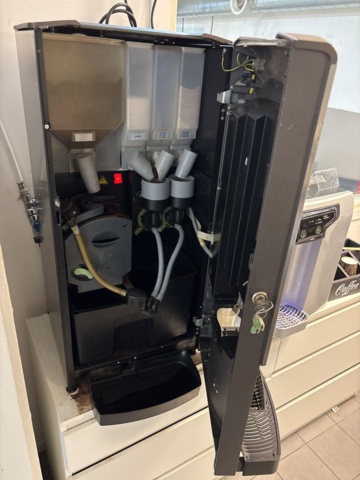 1420995-4 Kaffemaskin med touchskärm och vattenmaskin - de Jong DUKE Varea 6035b02