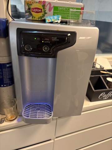 1420995-6 Kaffemaskin med touchskärm och vattenmaskin - de Jong DUKE Varea 6035b02