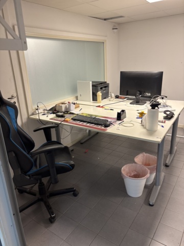 1420997-1 Samling med kontorsinredning och elektronik - skrivbord, stolar, bildskärm, skrivare m.m.