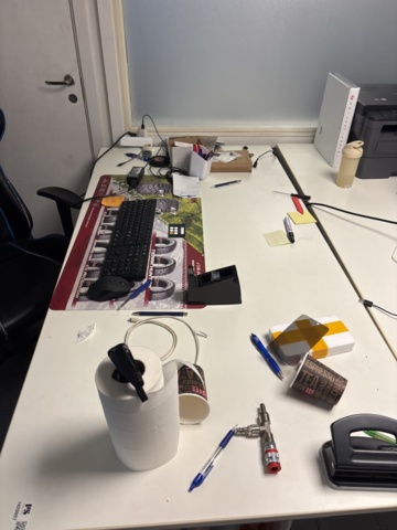 1420997-3 Samling med kontorsinredning och elektronik - skrivbord, stolar, bildskärm, skrivare m.m.