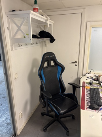 1420997-2 Samling med kontorsinredning och elektronik - skrivbord, stolar, bildskärm, skrivare m.m.