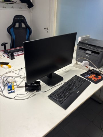 1420997-5 Samling med kontorsinredning och elektronik - skrivbord, stolar, bildskärm, skrivare m.m.