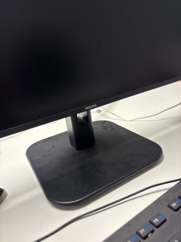 1420997-6 Samling med kontorsinredning och elektronik - skrivbord, stolar, bildskärm, skrivare m.m.