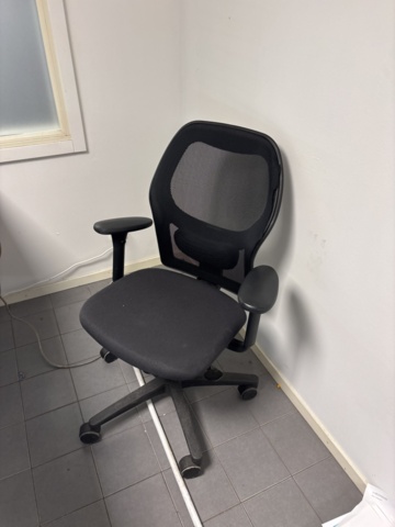 1420997-8 Samling med kontorsinredning och elektronik - skrivbord, stolar, bildskärm, skrivare m.m.