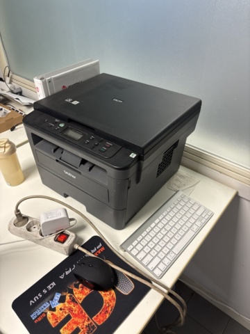 1420997-9 Samling med kontorsinredning och elektronik - skrivbord, stolar, bildskärm, skrivare m.m.