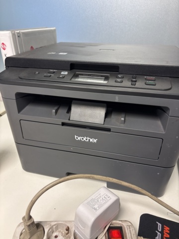 1420997-10 Samling med kontorsinredning och elektronik - skrivbord, stolar, bildskärm, skrivare m.m.