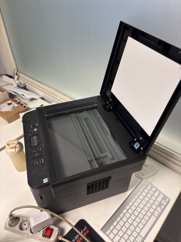 1420997-11 Samling med kontorsinredning och elektronik - skrivbord, stolar, bildskärm, skrivare m.m.