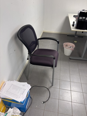 1420997-13 Samling med kontorsinredning och elektronik - skrivbord, stolar, bildskärm, skrivare m.m.