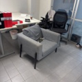 1420997-14 Samling med kontorsinredning och elektronik - skrivbord, stolar, bildskärm, skrivare m.m.