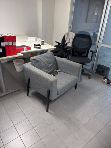 1420997-14 Samling med kontorsinredning och elektronik - skrivbord, stolar, bildskärm, skrivare m.m.