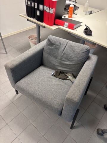 1420997-15 Samling med kontorsinredning och elektronik - skrivbord, stolar, bildskärm, skrivare m.m.