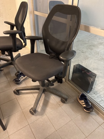 1420997-17 Samling med kontorsinredning och elektronik - skrivbord, stolar, bildskärm, skrivare m.m.