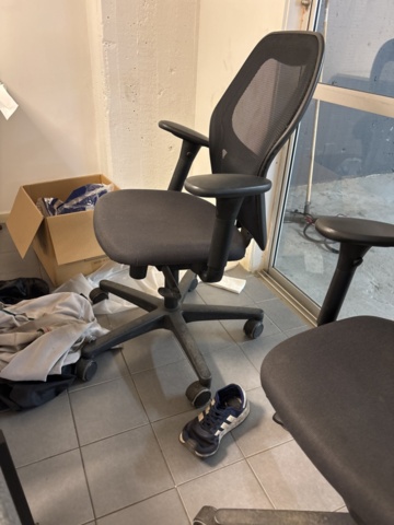 1420997-18 Samling med kontorsinredning och elektronik - skrivbord, stolar, bildskärm, skrivare m.m.