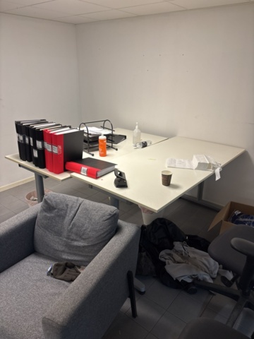 1420997-19 Samling med kontorsinredning och elektronik - skrivbord, stolar, bildskärm, skrivare m.m.