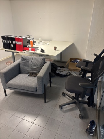 1420997-23 Samling med kontorsinredning och elektronik - skrivbord, stolar, bildskärm, skrivare m.m.