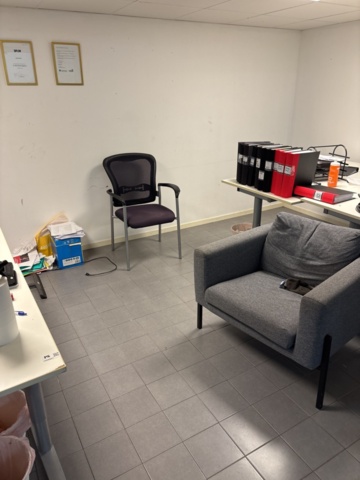 1420997-24 Samling med kontorsinredning och elektronik - skrivbord, stolar, bildskärm, skrivare m.m.