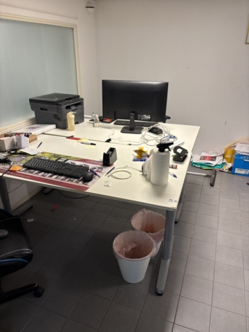 1420997-25 Samling med kontorsinredning och elektronik - skrivbord, stolar, bildskärm, skrivare m.m.