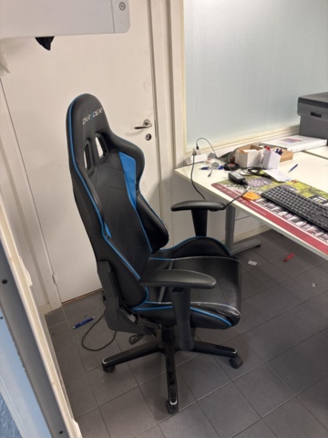 1420997-26 Samling med kontorsinredning och elektronik - skrivbord, stolar, bildskärm, skrivare m.m.