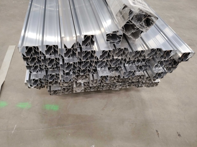 1432393-3 Aluminiumprofil Side++, ca 131 st  L=2370 mm XXL